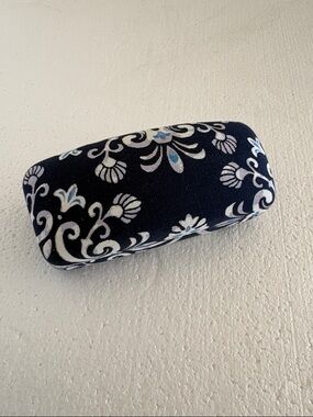 VERA BRADLEY HARD CLAMSHELL EYEGLASS/SUNGLASS CASE BLUE BANDANA PATTERN NWOT